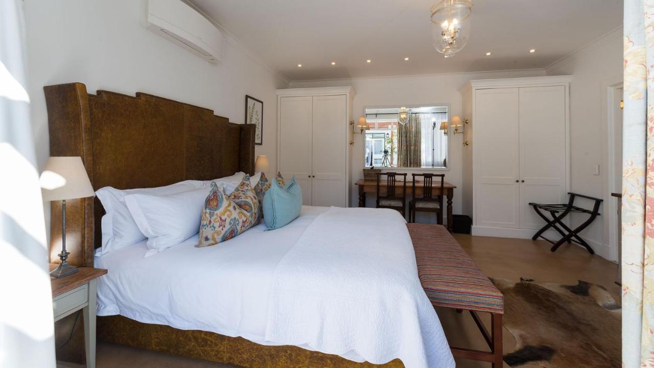 Drostdy Hotel Graaff-Reinet Exteriör bild A bedroom at the Cape Heritage