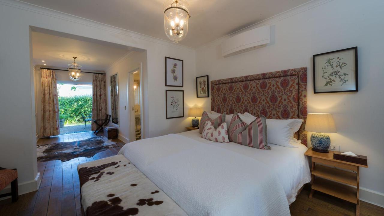 Drostdy Hotel Graaff-Reinet Exteriör bild A bedroom at the Cape Heritage