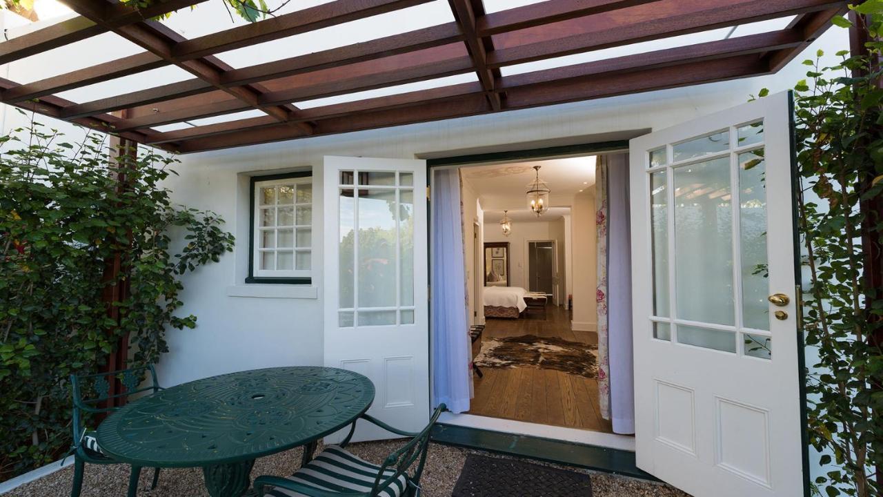 Drostdy Hotel Graaff-Reinet Exteriör bild The entrance to the cottage