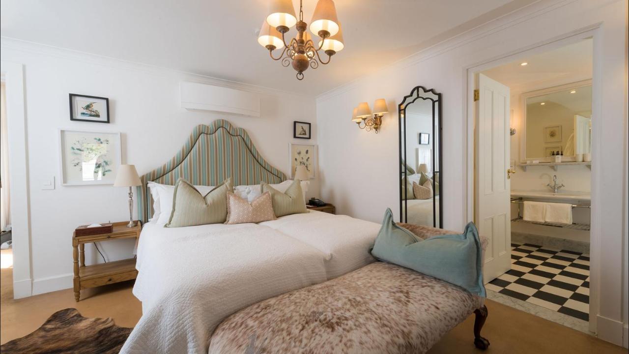 Drostdy Hotel Graaff-Reinet Exteriör bild A bedroom at the hotel