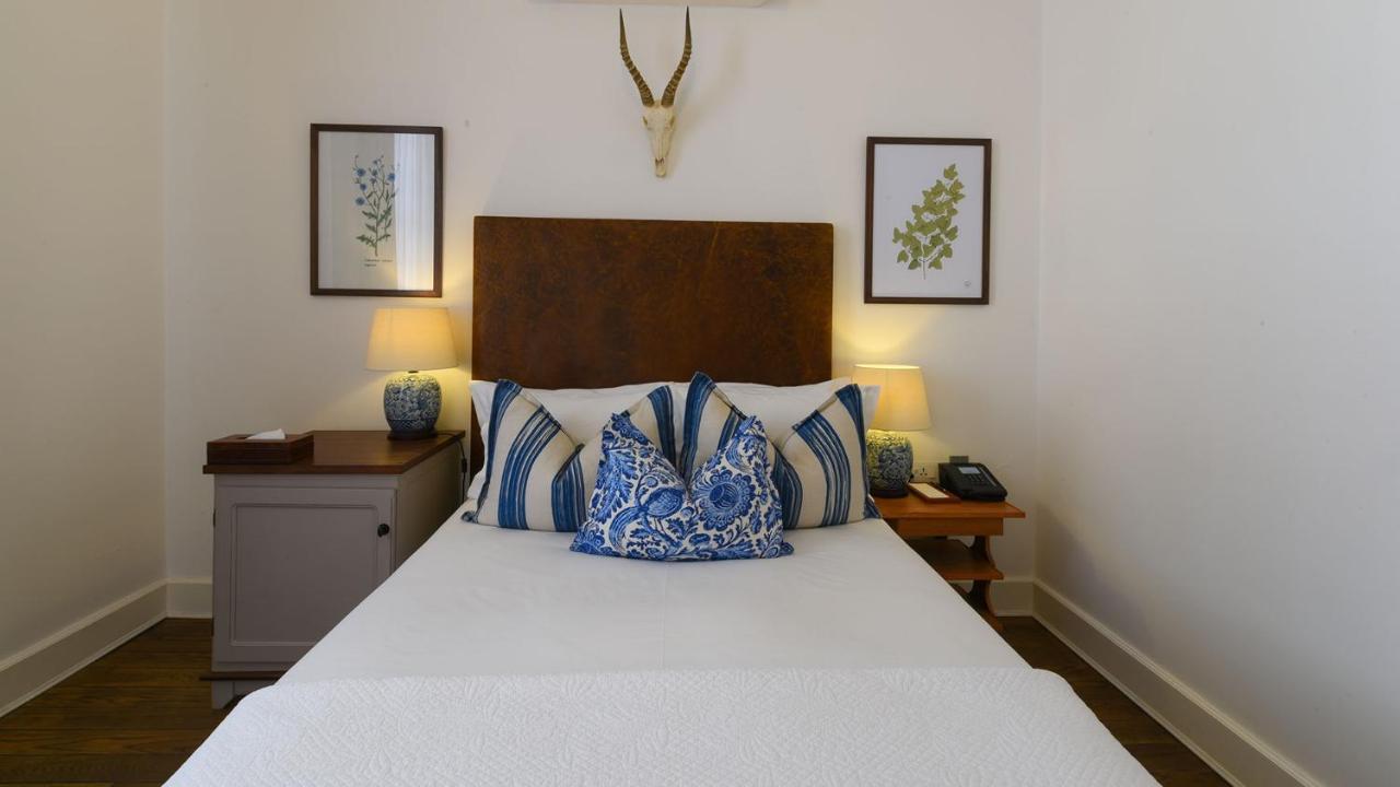 Drostdy Hotel Graaff-Reinet Exteriör bild A bedroom at the hotel