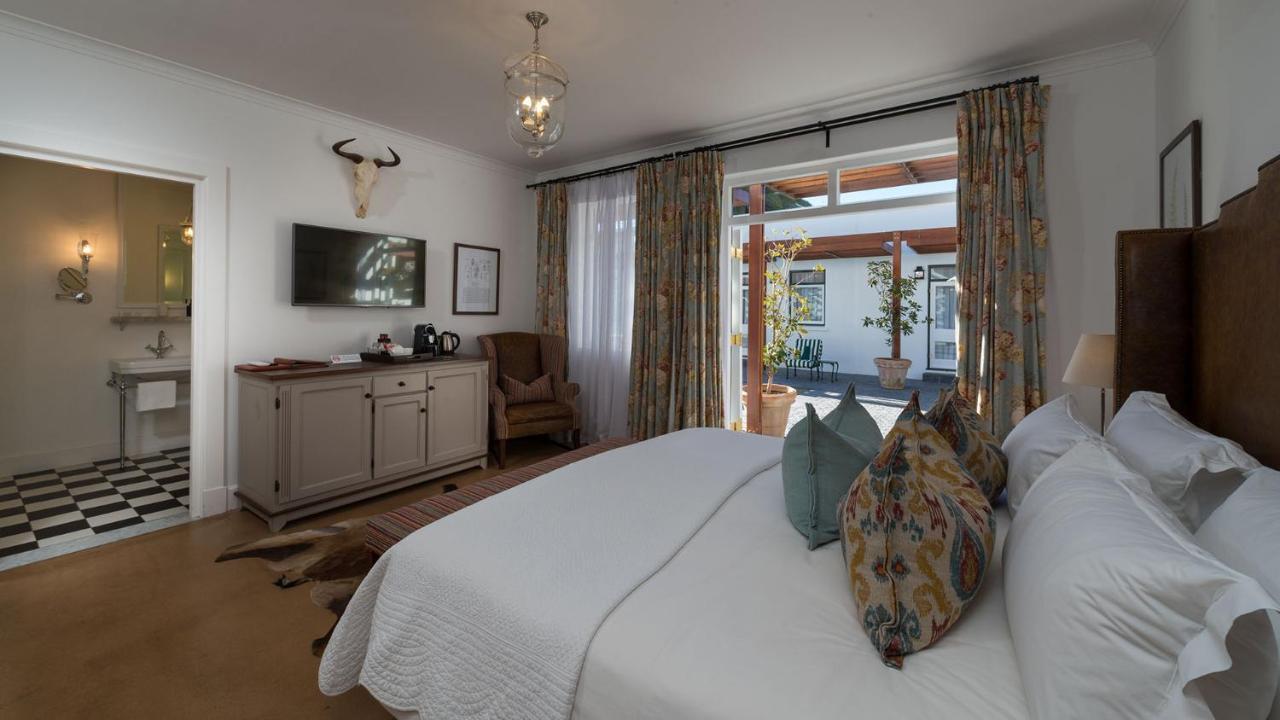 Drostdy Hotel Graaff-Reinet Exteriör bild A bedroom at the Cape Heritage