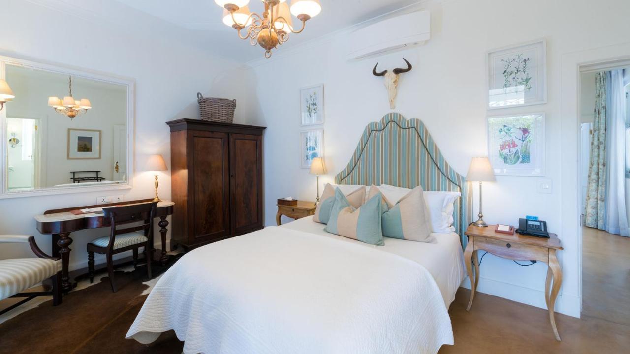 Drostdy Hotel Graaff-Reinet Exteriör bild A bedroom at the Cape Heritage