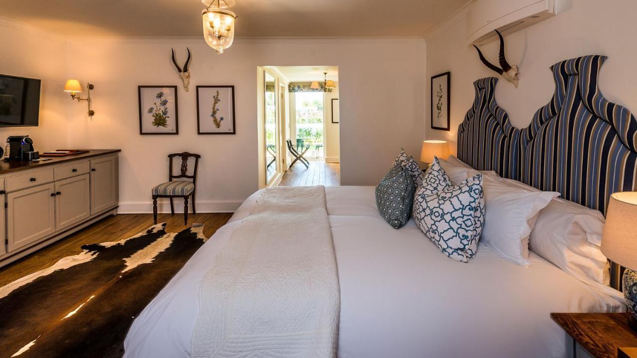 Drostdy Hotel Graaff-Reinet Exteriör bild A bedroom at the Oyster Box