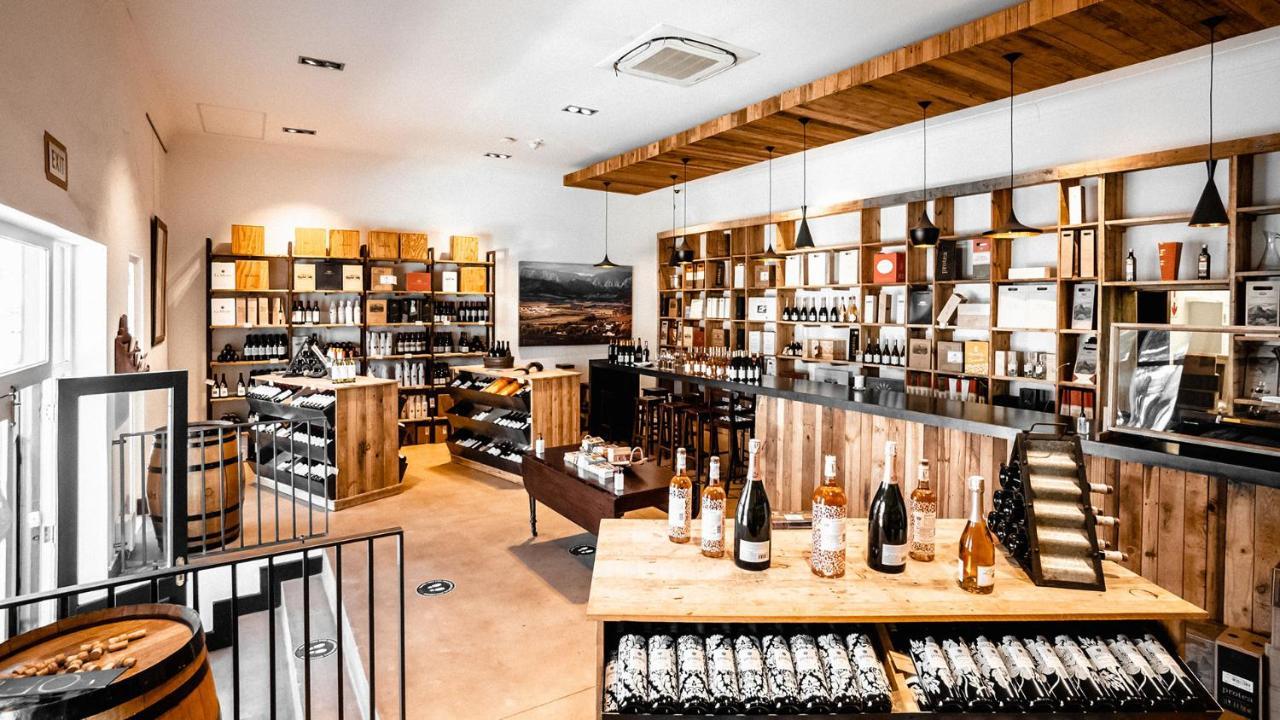 Drostdy Hotel Graaff-Reinet Exteriör bild The interior of a wine shop in Germany
