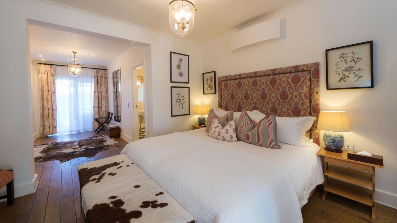 Drostdy Hotel Graaff-Reinet Exteriör bild A bedroom at the Cape Heritage