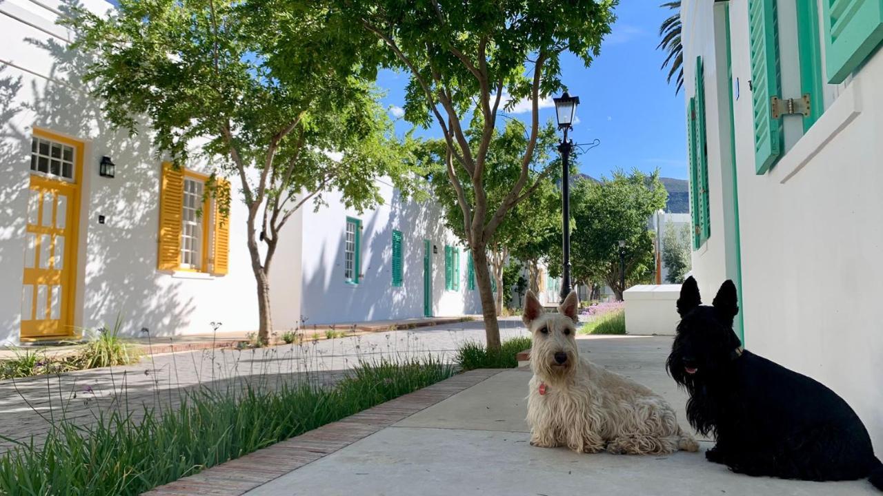 Drostdy Hotel Graaff-Reinet Exteriör bild Two West Highland White Terriers